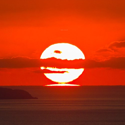 Il sole bacia Li Galli e affoga nel mare di Positano. L'ultimo tramonto del 2019 catturato da Fabio Fusco