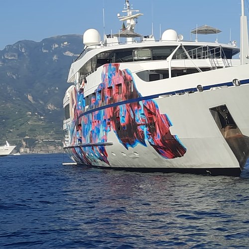 Il superyacht "Saluzi" arriva in Costa d'Amalfi con il suo spettacolare graffito /FOTO