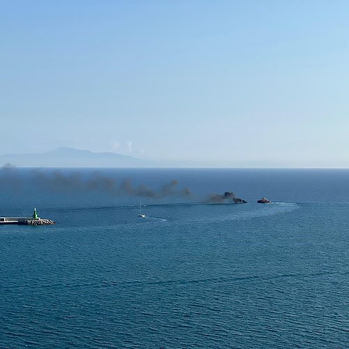 Imbarcazione in fiamme al largo del Porto di Salerno: diportista si tuffa in mare /FOTO e VIDEO
