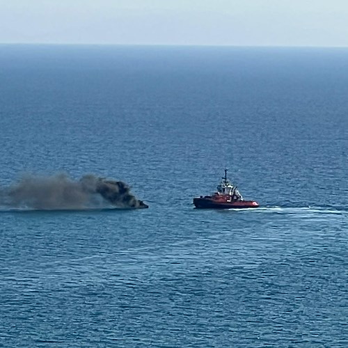 Imbarcazione in fiamme al largo del Porto di Salerno: diportista si tuffa in mare /FOTO e VIDEO