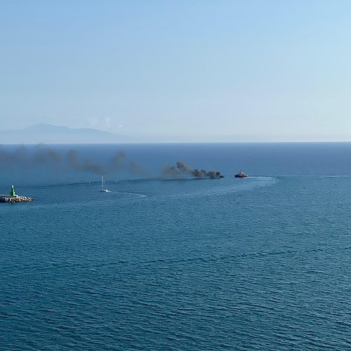 Imbarcazione in fiamme al largo del Porto di Salerno: diportista si tuffa in mare /FOTO e VIDEO