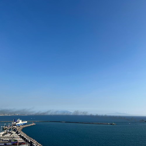 Imbarcazione in fiamme al largo del Porto di Salerno: diportista si tuffa in mare /FOTO e VIDEO