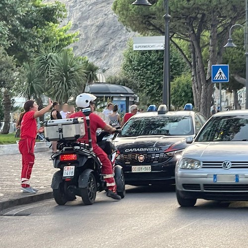 In bici elettrica sul lungomare di Maiori, investe bambina e le procura ferita alla gamba. Aggredito dai parenti /FOTO