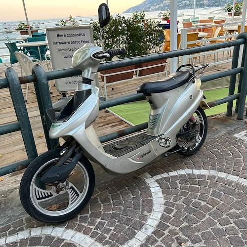 In bici elettrica sul lungomare di Maiori, investe bambina e le procura ferita alla gamba. Aggredito dai parenti /FOTO