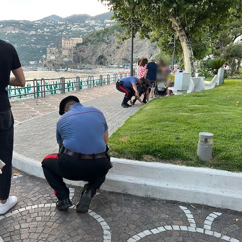 In bici elettrica sul lungomare di Maiori, investe bambina e le procura ferita alla gamba. Aggredito dai parenti /FOTO
