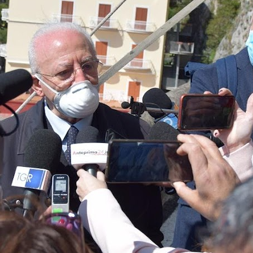 «In Campania manteniamo mascherina al chiuso ma anche all'aperto», l'appello di De Luca a non abbassare la guardia