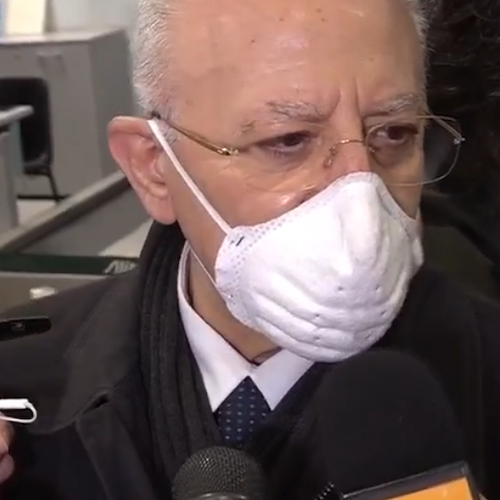 «In Campania obbligo mascherine all'aperto per tutto il mese di febbraio»: l'annuncio del governatore De Luca