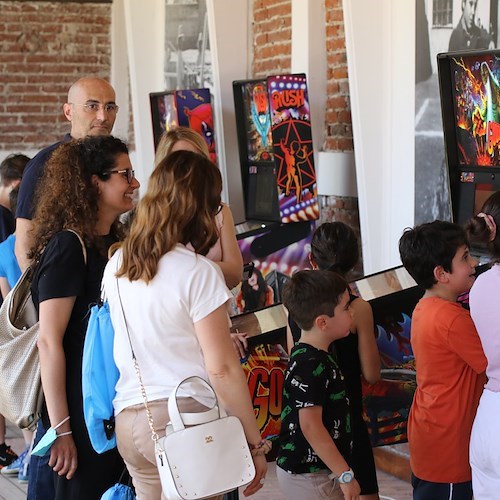 In centinaia al Playmont di Capaccio Paestum: c'è attesa per la premiazione in cui si esibirà Ana Mena 