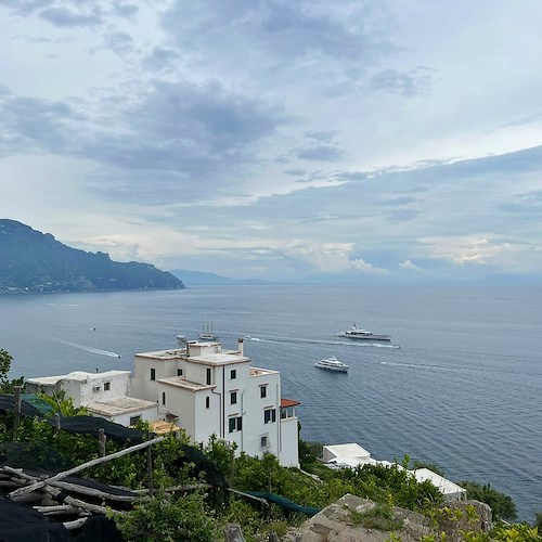 In Costa d'Amalfi arriva "Bravo Eugenia", lo spettacolare yacht che il miliardario Jerry Jones ha dedicato a sua moglie