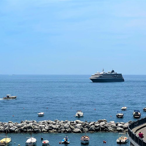 In Costa d'Amalfi arriva la crociera di lusso “World Navigator”, è la prima nave ad approdare al Giglio dopo la Concordia