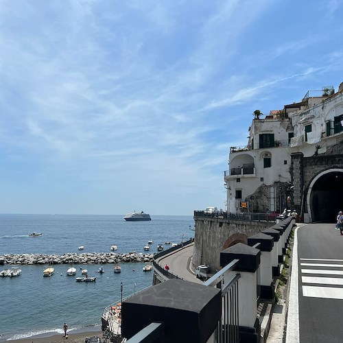 In Costa d'Amalfi arriva la crociera di lusso “World Navigator”, è la prima nave ad approdare al Giglio dopo la Concordia