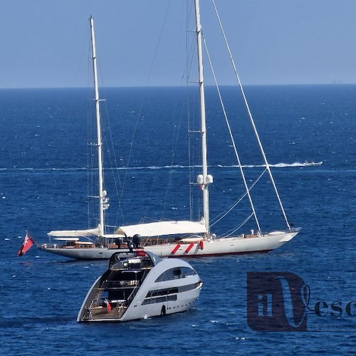 In Costa d'Amalfi arriva "Ocean Pearl", il superyacht a forma di "squalo" /FOTO