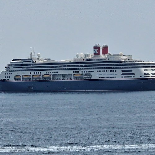 In Costa d'Amalfi ecco "Bolette", nave da crociera lunga 238 metri 