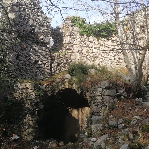 In Costa d'Amalfi il trekking archeologico alla scoperta dei resti di torri e castelli medievali