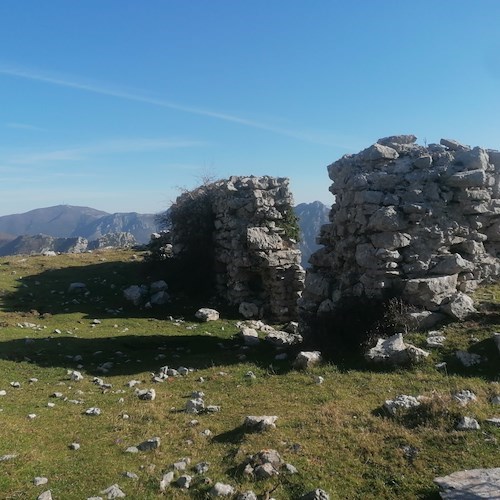 In Costa d'Amalfi il trekking archeologico alla scoperta dei resti di torri e castelli medievali