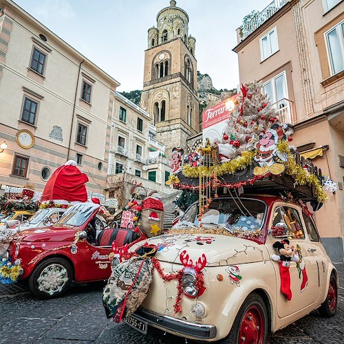 In Costiera Amalfitana Babbo Natale arriva in 500! [FOTO]