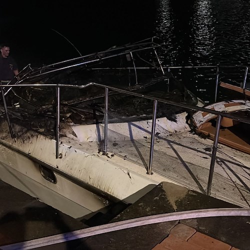 In fiamme ad Agropoli la barca dell'ex candidato sindaco Stanzione di Nocera Inferiore 