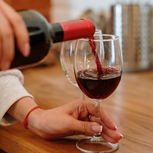 In Irlanda etichette del vino come quelle delle sigarette: Ministro Lollobrigida annuncia documento con Spagna e Francia