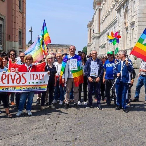 In tanti alla Staffetta dell’umanità lanciata da Michele Santoro per dire stop all'invio di armi in Ucraina