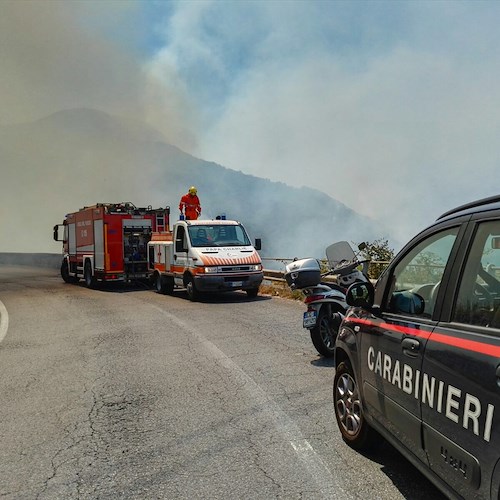 Incendi a Corbara, situazione preoccupante: chiusa la strada di Chiunzi | RIAPERTA alle 17.00 [VIDEO]