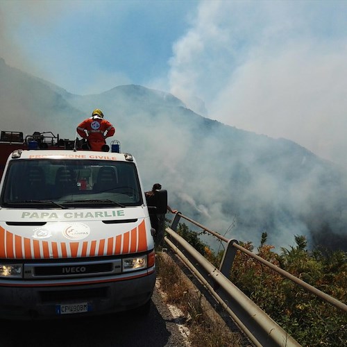 Incendi a Corbara, situazione preoccupante: chiusa la strada di Chiunzi | RIAPERTA alle 17.00 [VIDEO]