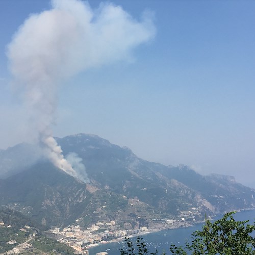 Incendi senza sosta in Costiera Amalfitana: dopo Positano, Corbara e Conca, fiamme a Maiori [FOTO]