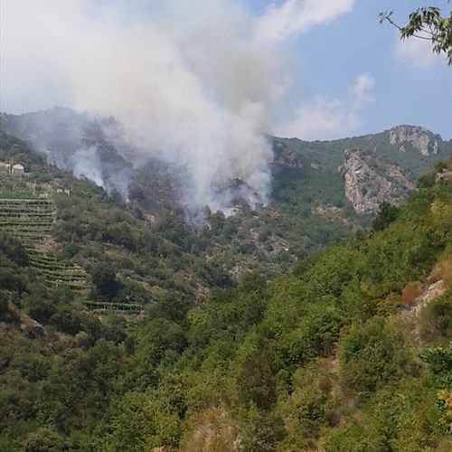 Incendi senza sosta in Costiera Amalfitana: dopo Positano, Corbara e Conca, fiamme a Maiori [FOTO]