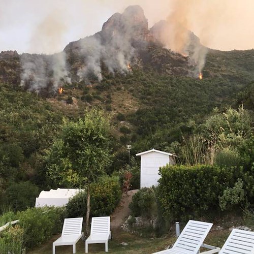 Incendio a Capo d'Orso: fiamme minacciano struttura ricettiva, viabilità in tilt /FOTO