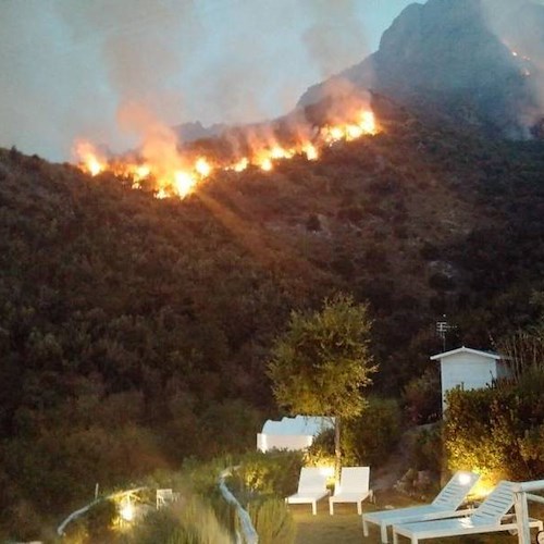 Incendio a Capo d'Orso: fiamme minacciano struttura ricettiva, viabilità in tilt /FOTO