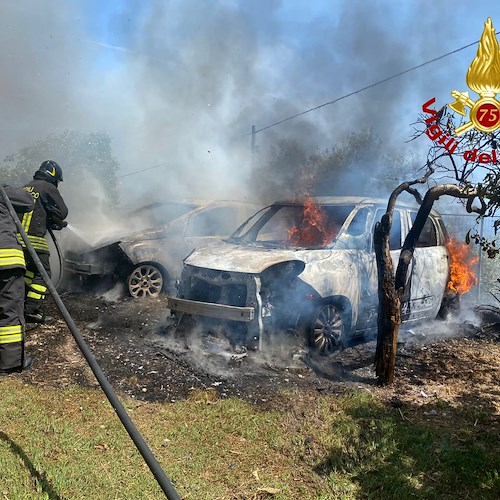 Incendio a Conca dei Marini, due auto in fiamme: Vigili del Fuoco scongiurano il peggio
