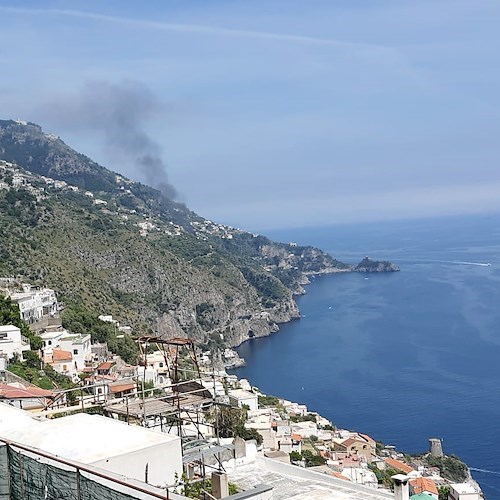 Incendio a Conca dei Marini, due auto in fiamme: Vigili del Fuoco scongiurano il peggio