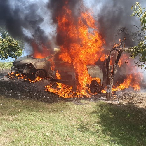 Incendio a Conca dei Marini, due auto in fiamme: Vigili del Fuoco scongiurano il peggio