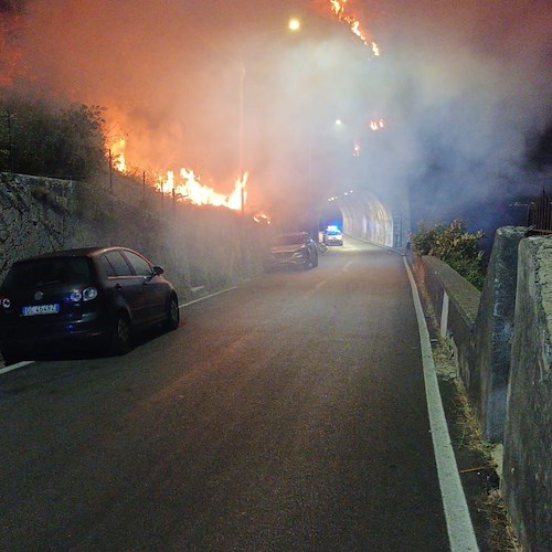 Incendio a Conca dei Marini, estinto questa mattina dopo una notte di lavoro /FOTO