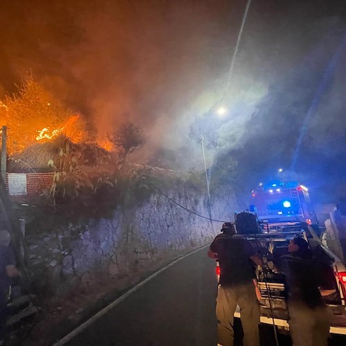 Incendio a Conca dei Marini, estinto questa mattina dopo una notte di lavoro /FOTO