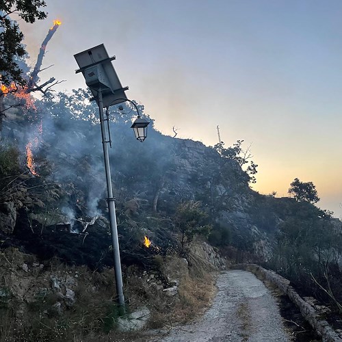 Incendio a Conca dei Marini, estinto questa mattina dopo una notte di lavoro /FOTO