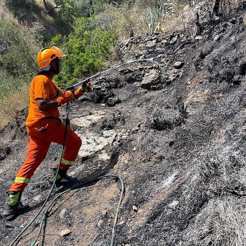 Incendio a Conca dei Marini, estinto questa mattina dopo una notte di lavoro /FOTO