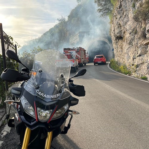 Incendio a Conca dei Marini, fiamme sotto la sede stradale /FOTO e VIDEO