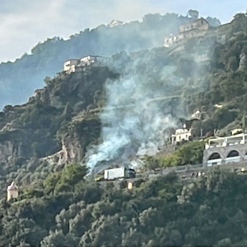 Incendio a Conca dei Marini, fiamme sotto la sede stradale /FOTO e VIDEO