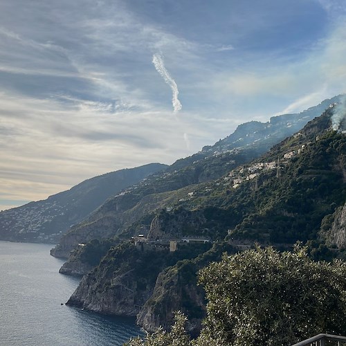 Incendio a Conca dei Marini, fiamme sotto la sede stradale /FOTO e VIDEO