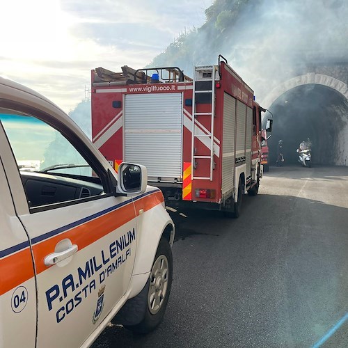 Incendio a Conca dei Marini, fiamme sotto la sede stradale /FOTO e VIDEO