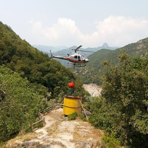 Incendio a Maiori: elicottero al lavoro. Canadair impegnato su Valle delle Ferriere/AGGIORNAMENTI