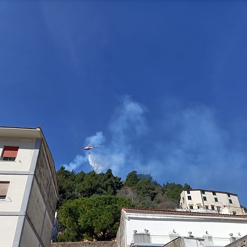 Incendio a Maiori: le fiamme si avvicinano alle case, arriva l'elicottero