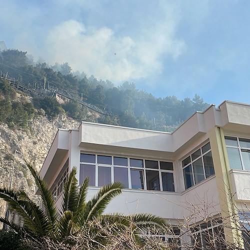 Incendio a Maiori: le fiamme si avvicinano alle case, arriva l'elicottero