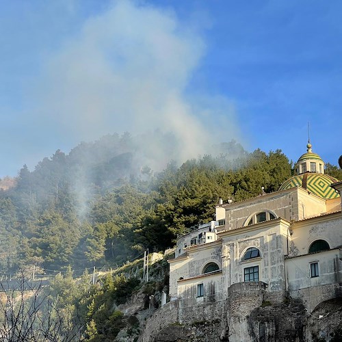 Incendio a Maiori: le fiamme si avvicinano alle case, arriva l'elicottero
