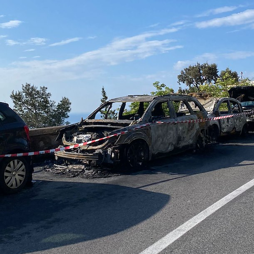 Incendio a Positano, auto in fiamme alla Garitta / FOTO-VIDEO 