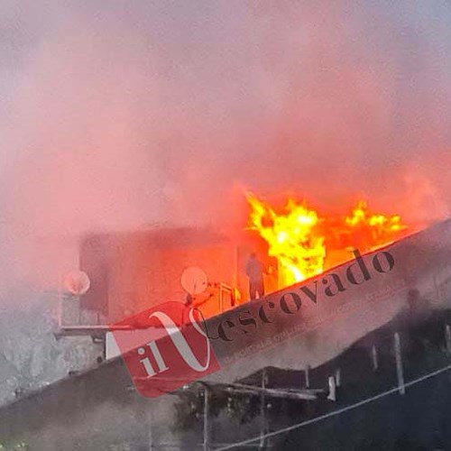Incendio a Ravello: fiamme all'interno di un'abitazione a Civita / VIDEO 