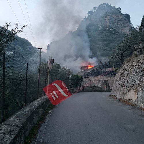 Incendio a Ravello: fiamme all'interno di un'abitazione a Civita / VIDEO 