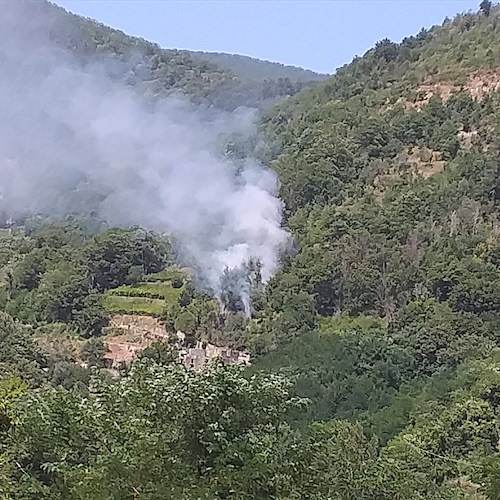 Incendio a Tramonti, bruciano i boschi della località “Conca” [FOTO-VIDEO]