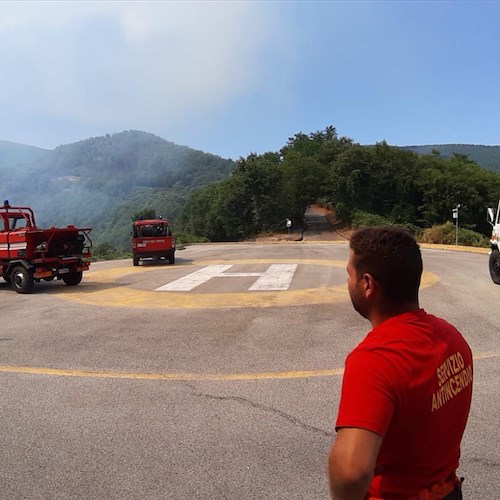 Incendio a Tramonti, bruciano i boschi della località “Conca” [FOTO-VIDEO]