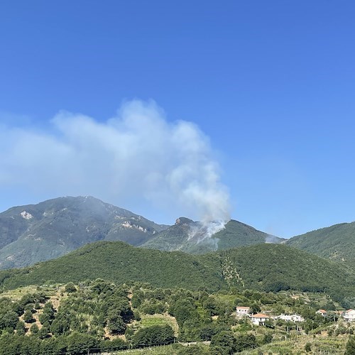 Incendio a Tramonti, due elicotteri e un canadair in azione /FOTO e VIDEO